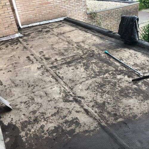 Schoonmaken van een plat dak in Bunnik